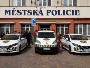 Olomoučtí strážníci budou jezdit novými elektromobily.