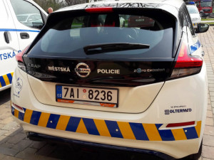 Olomoučtí strážníci budou jezdit novými elektromobily.