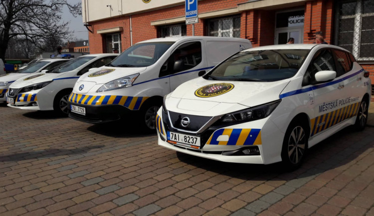 Olomoučtí strážníci budou jezdit novými elektromobily.
