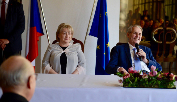 Rakouská média si povšimla sporných momentů Zemanovy návštěvy