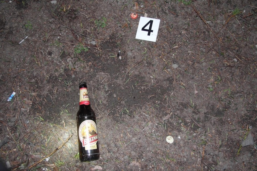 Láhev od piva, kterou agresor útočil
