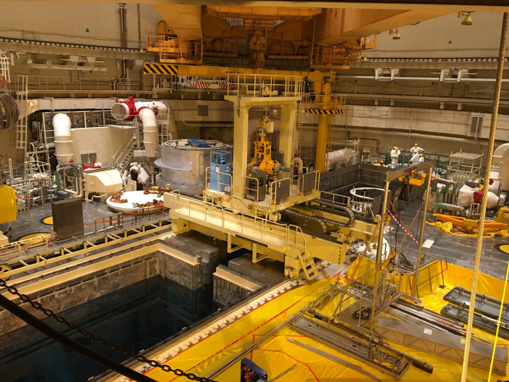 Manipulace s palivem mezi reaktorem a vedlejším bazeném se dějí pomocí dálkově ovladaného zavážeciho stroje