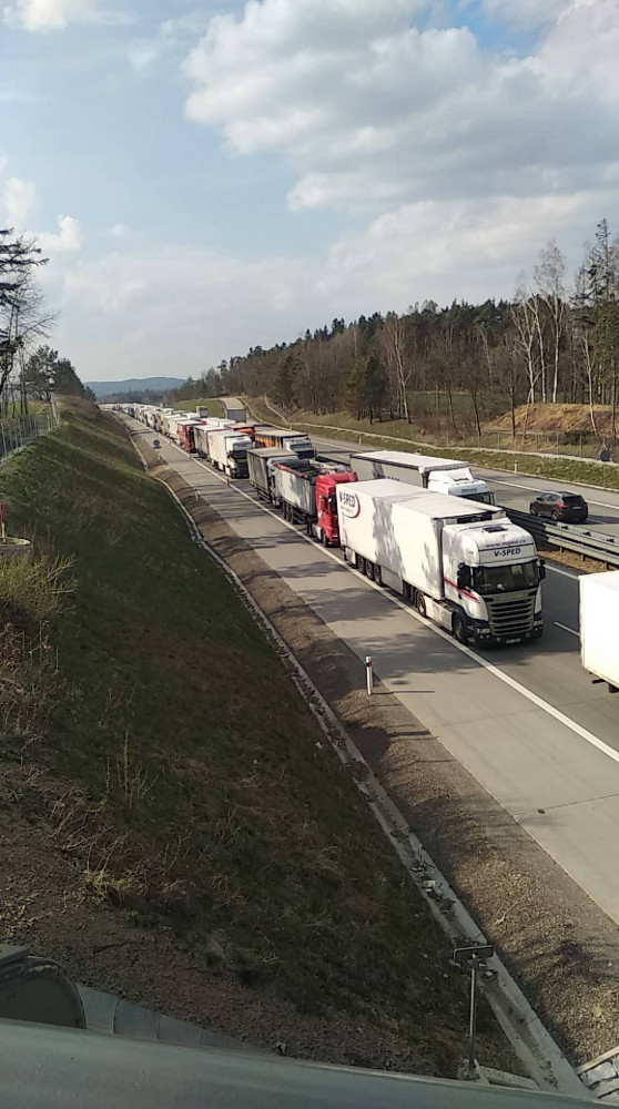 Silný vítr na Vysočině zastavuje dopravu, dálnici blokovaly popadané stromy. Na několika místech hoří