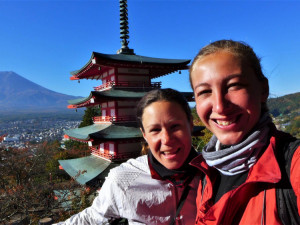 Káťa a Pája odešly z práce sjížděj svět na kole.