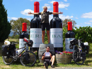 Káťa a Pája odešly z práce sjížděj svět na kole.