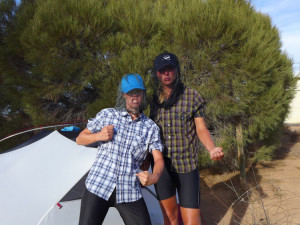 Káťa a Pája odešly z práce sjížděj svět na kole.