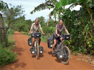 Káťa a Pája odešly z práce sjížděj svět na kole.