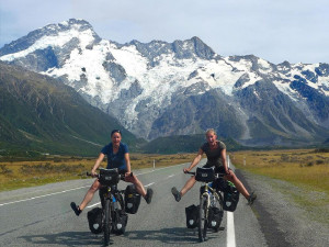 Káťa a Pája odešly z práce sjížděj svět na kole.