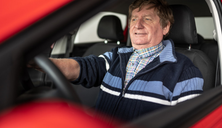 Záleží mi na tom, aby z mých žáků autoškolu každý dokončil, říká instruktor Bohumil Vítek.