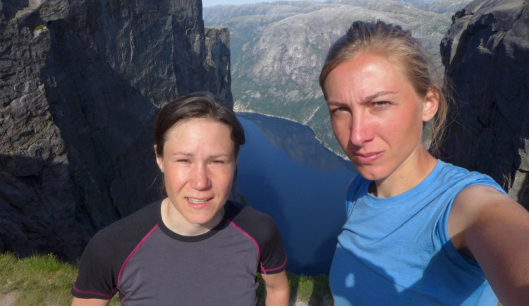 Káťa a Pája odešly z práce sjížděj svět na kole.