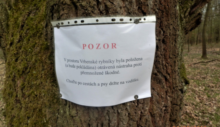 Cedule u Vrbenských rybníků.