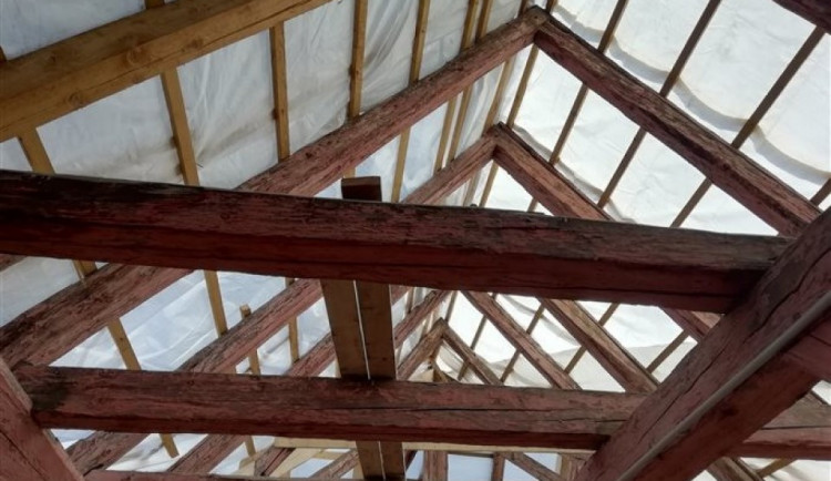 VIDEO: Podívejte se, jak probíhá rozsáhlá oprava krovů na střeše Vlastivědného muzea v Olomouci