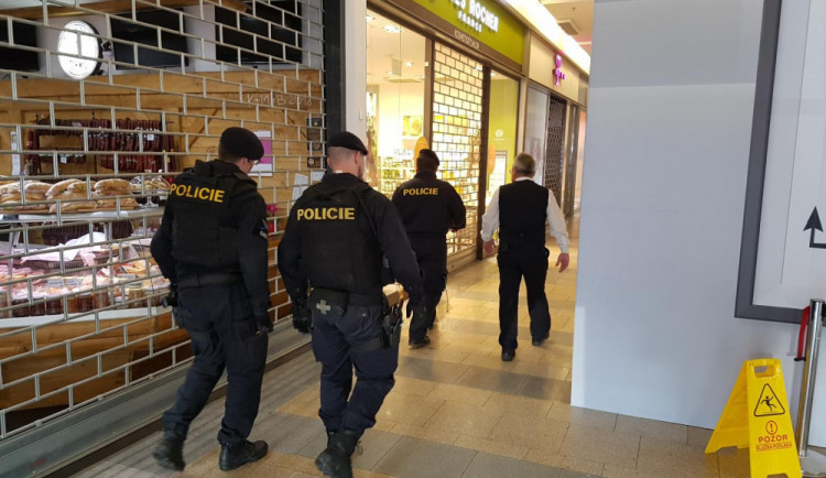 Policisté z OC Forum v Liberci kvůli bombě evakuovali čtyři sta lidí. Žádnou nenašli