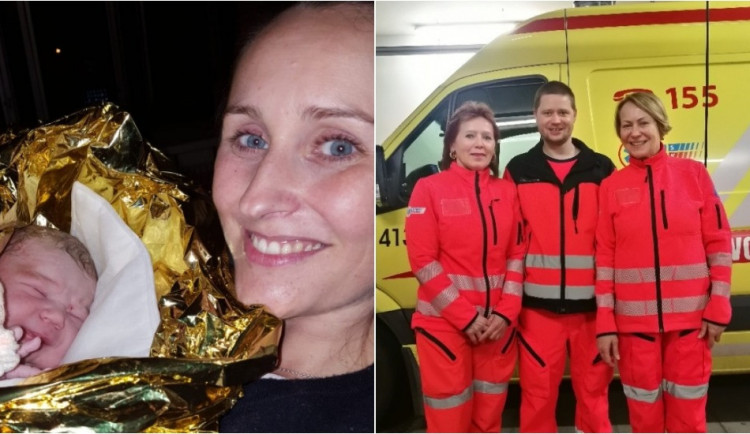 Šťastná maminka a posádka záchranářů.