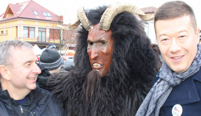 Jaroslav Staník, čert a Tomio Okamura.