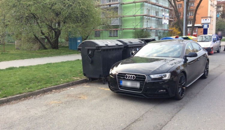 Vozidla blokovala průjezd silnic. Případy řešili olomoučtí strážníci