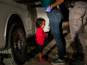 World Press Photo vyhrála fotka malé uprchlice, oceněn byl i Čech