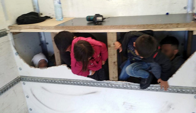 Policie našla v dodávce na dálnici D1 na Vysočině běžence. Z toho byly tři zhruba čtyřleté děti.