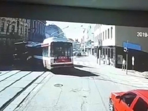 Trolejbus, který boural na Křenové v Brně, měl najeto přes milion kilometrů