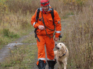 Pavel Málek a jeho parťák retrívr Charlie