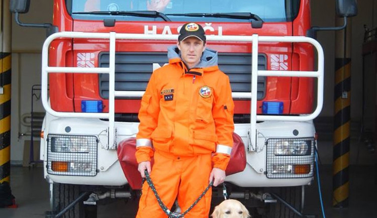 Pavel Málek a jeho parťák retrívr Charlie.