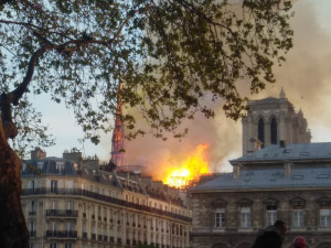 Požár katedrály Notre-Dame se podařilo dostat pod kontrolu