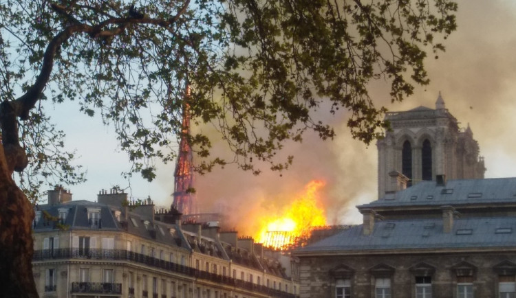 Požár katedrály Notre-Dame se podařilo dostat pod kontrolu