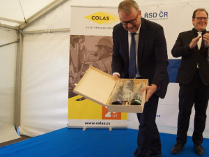 Daň Ťok ukazuje obsak darované krabice.