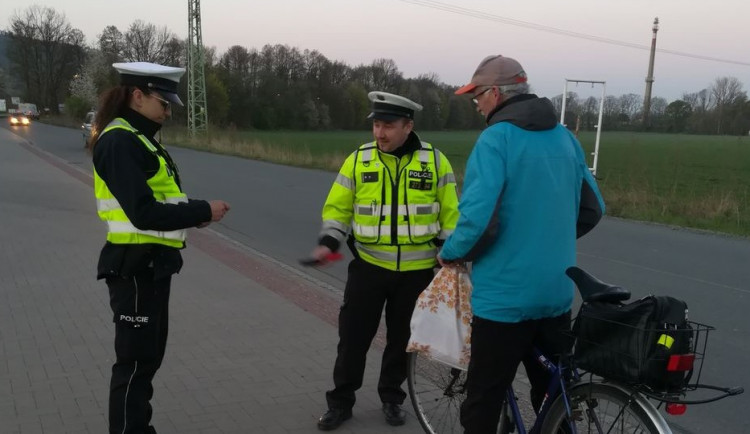 Policisté rozdávali reflexní prvky. Snaží se snižovat počet nehod