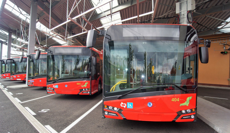 Řidička trolejbusu v Budějcích řídila pod vlivem drog, za jízdy si měla lakovat i nehty