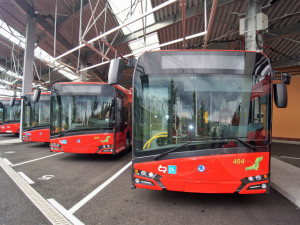 Řidička trolejbusu v Budějcích řídila pod vlivem drog, za jízdy si měla lakovat i nehty