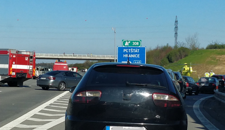 FOTO: Vážná dopravní nehoda uzavřela dálnici z Olomouce na Ostravu