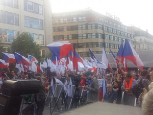 Pokřikování a zásah policie. V centru Prahy se sešli příznivci SPD i jejich odpůrci