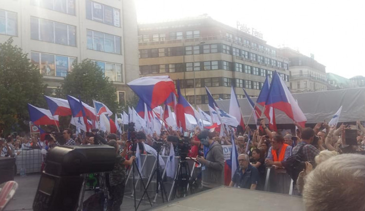 Nadávky a zásah policie. V centru Prahy se sešli příznivci SPD i jejich odpůrci
