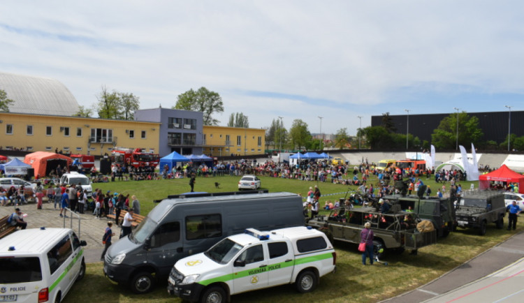 Složky IZS se představily veřejnosti. K vidění byl výcvik psa nebo vyproštění osoby z havarovaného auta