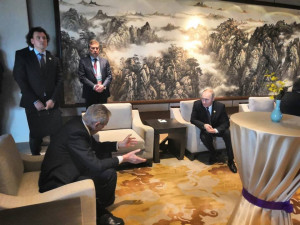 Zeman se na konferenci v Pekingu krátce sešel s Putinem