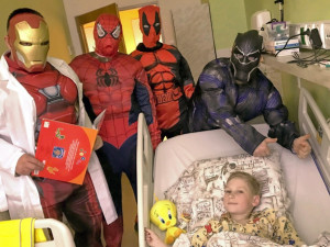 Medicínu v olomoucké nemocnici rozdávali Iron Man, Deadpool, Black Panther a Spider-Man