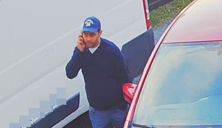 Policie pátrá po zloději, který vykradl auto v Dolní Novosadské v Olomouci