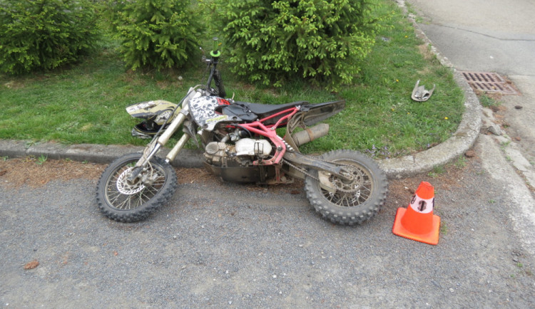 Čtrnáctiletý kluk si od kamaráda půjčil motorku. Na křižovatce nedal přednost autu