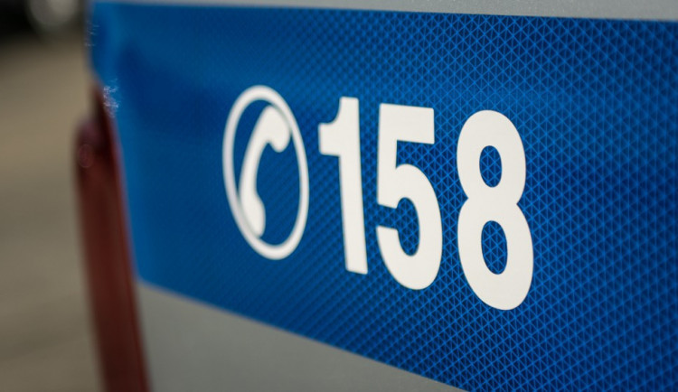 Netradiční řešení osobních sporů. Muž bouchal na dveře tak silně, až rozbil skleněnou výplň