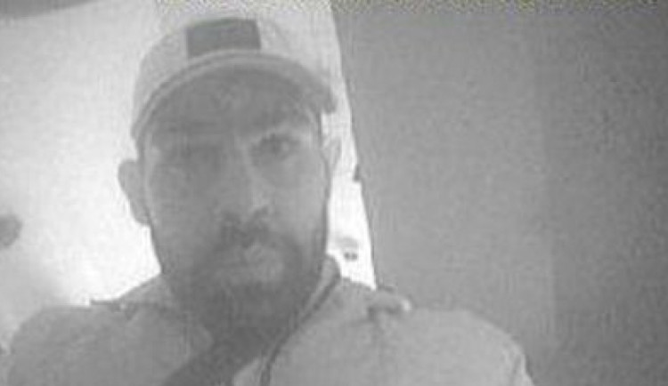 Policie pátrá po muži, který vykradl auto a z ukradené platební karty vybíral peníze