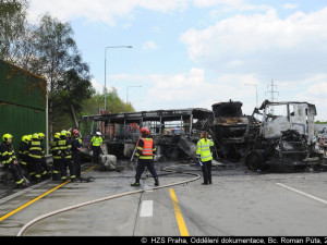 Na Pražském okruhu se dnes srazil kamion převážející tanky s autobusem.