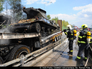 FOTO, VIDEO: Smržovské tanky se v Praze srazily s autobusem, při požáru zemřel jeden člověk