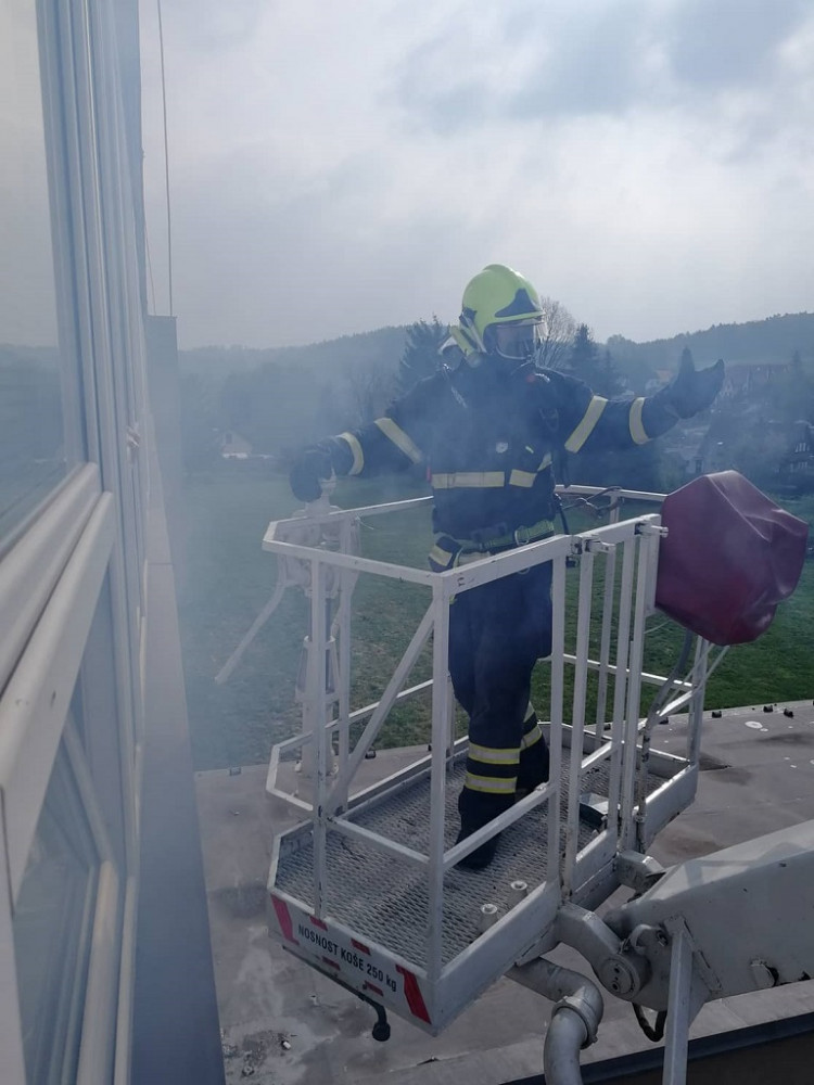 Evakuace školy v Jablonném