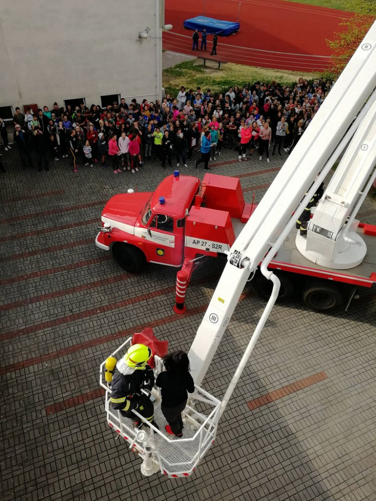 Evakuace školy v Jablonném