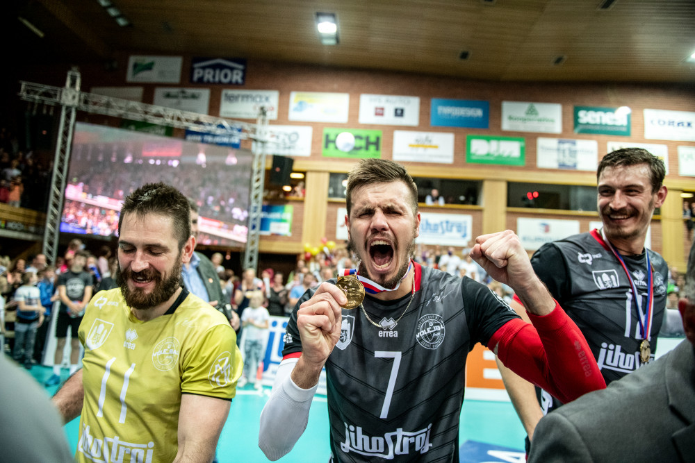 Tři tisíce fanoušků hnaly Jihostroj za titulem. Volejbalisté po dvou letech vrátili titul na domácí půdu