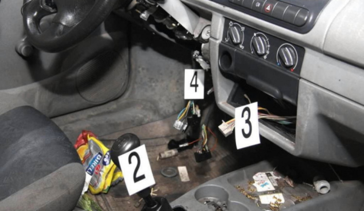 FOTO: Malí kluci rozbili sedm aut. Policistům se přiznali, trestně stíhaní být nemohou