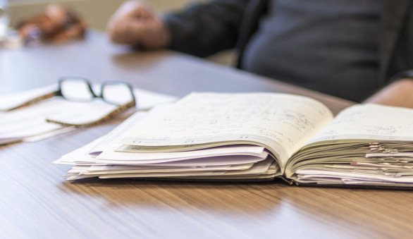 ANALÝZA: Češi letos v práci promrhají 65 minut denně