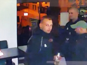 VIDEO: V libereckém baru došlo k drsnému napadení, policie hledá samotné aktéry i svědky