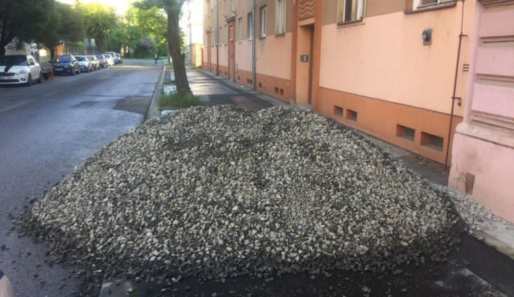 Muž si nechal složit štěrk na chodník v Polívkově ulici. Někdo na něj zavolal policii